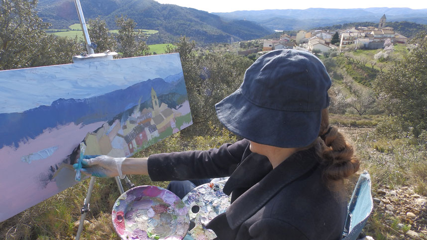 Fotografía de Heidi Ruth pintando en el exterior