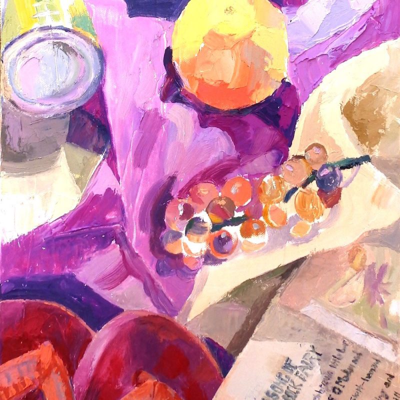 Pintura de unas uvas y una manzana sobre una toalla rosa