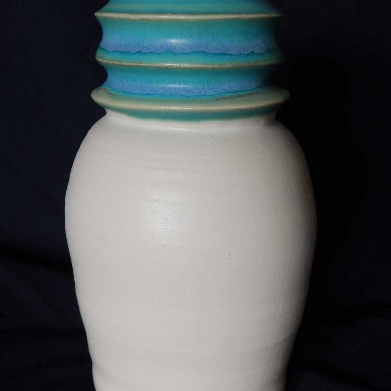 Vaso de cerámica con aro azul