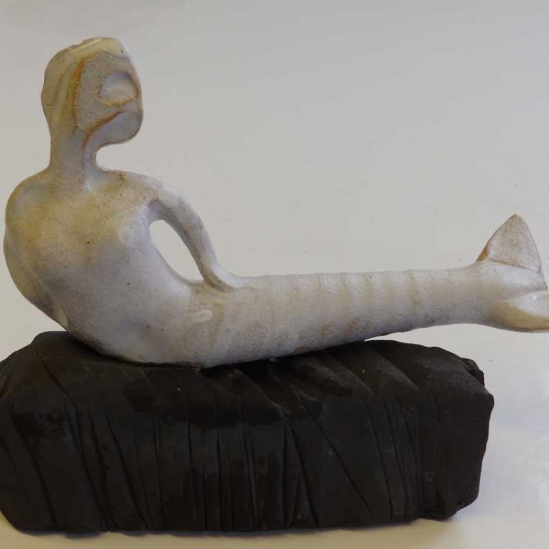 Pieza de cerámica de una sirena