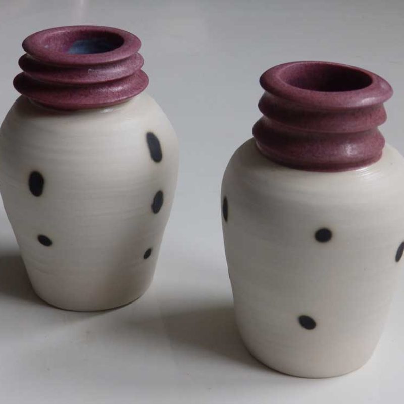 Vasos con puntos negros y aro rosa